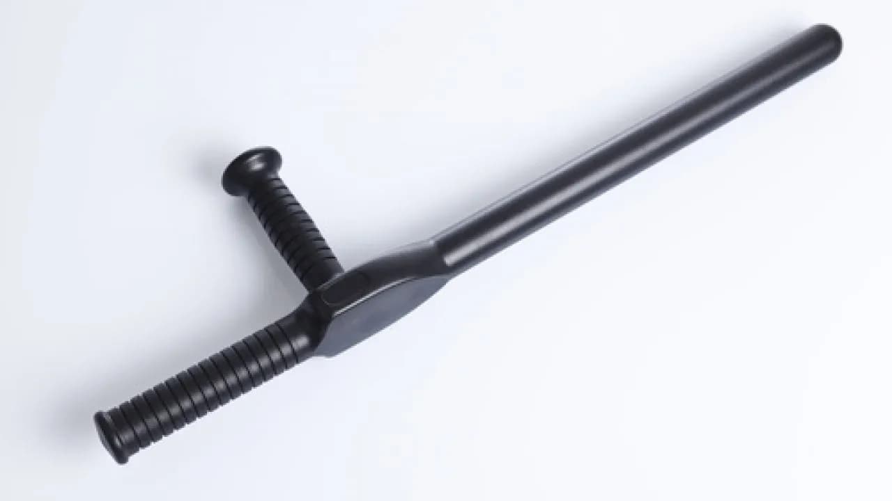 Pałka teleskopowa w Polsce: Kiedy legalna, a kiedy broń?
