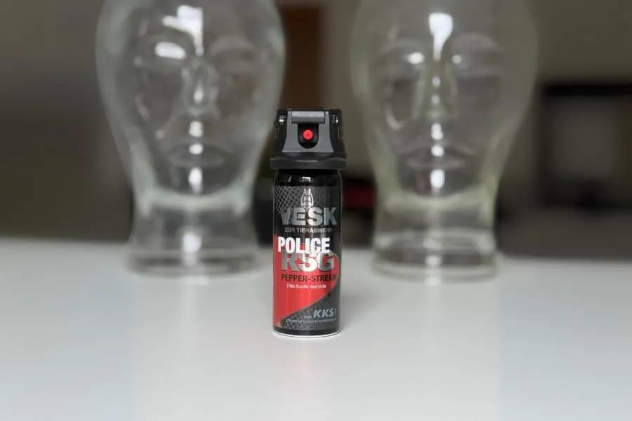 Wybór gazu pieprzowego: stożek czy strumień? Ekspert radzi.