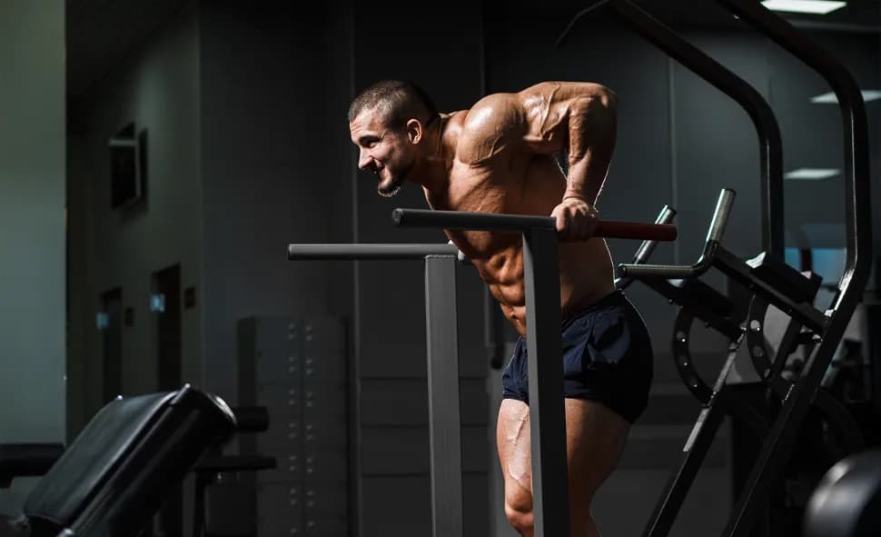 Triceps: Ile ćwiczeń i serii tygodniowo? Plan dla każdego!