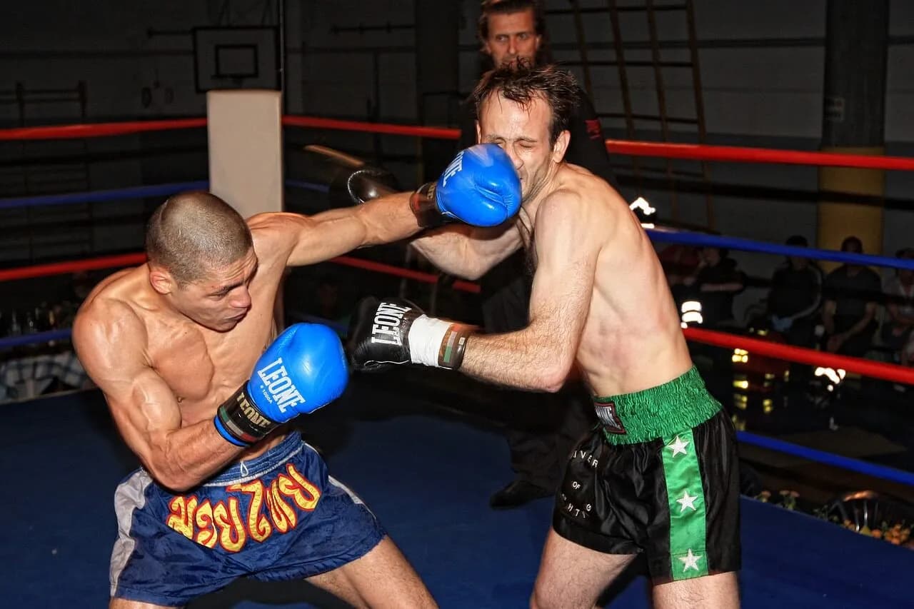 Waga piórkowa: Ile kg? Różnice MMA vs Boks poznaj limity!